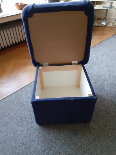 Aufgeklappte Sitzfläche und Blick in den Stauraum