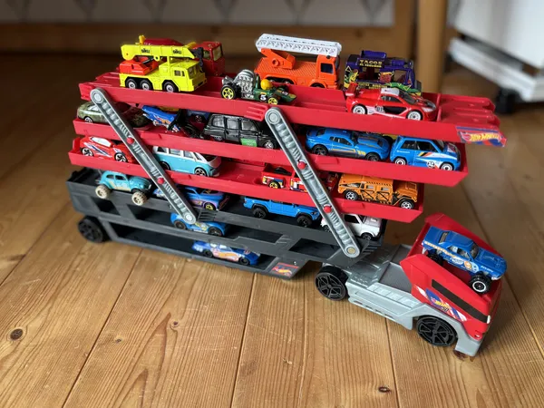 Hot Wheels LKW mit Fahrzeugen