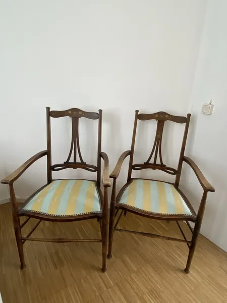 zwei Antike Stühle 