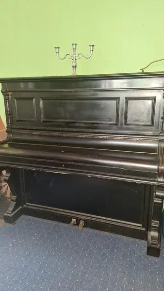 Altes gebrauchtes Klavier