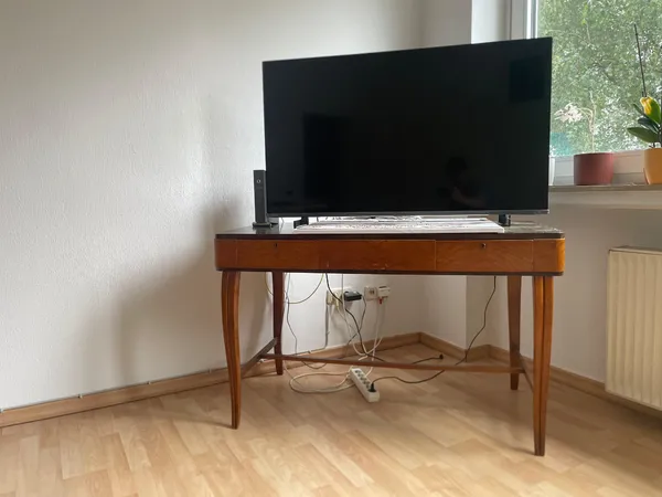 Inklusive TV-Ständer.