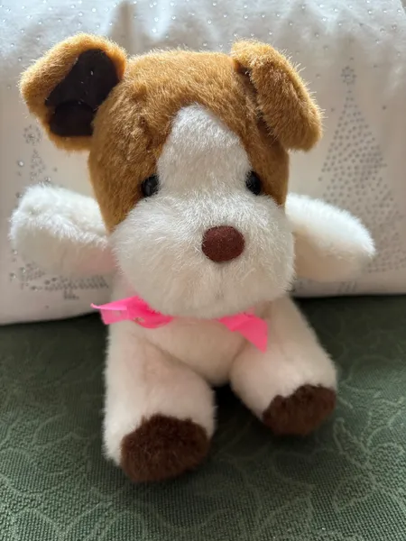   Plüschhund mit weiß-cremefarbenem Fell 