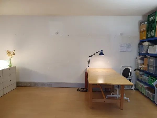 Arbeitsplatz 1 mit Freifläche und Wand