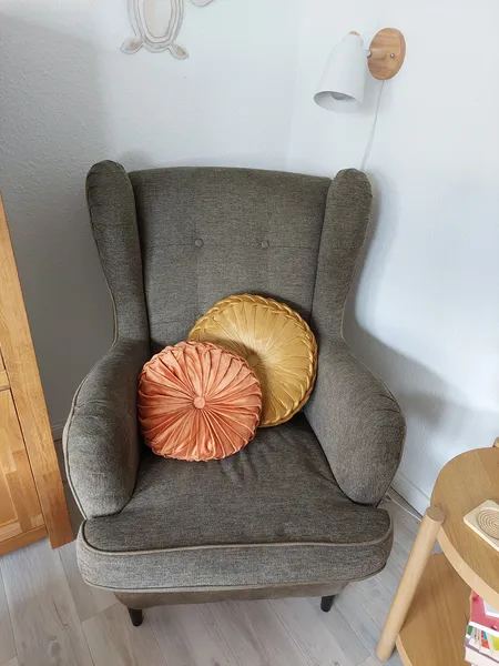 Sessel mit zwei Kissen