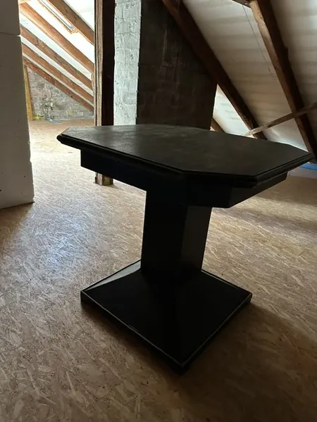 Schwarzer achteckiger Tisch