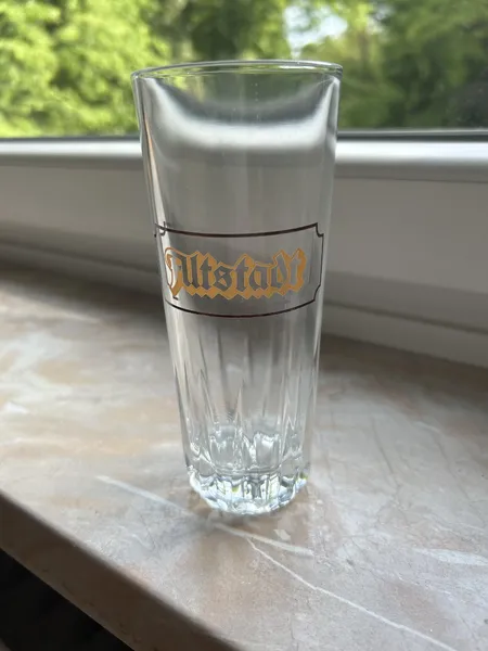 Glas mit Altstadtmotiv