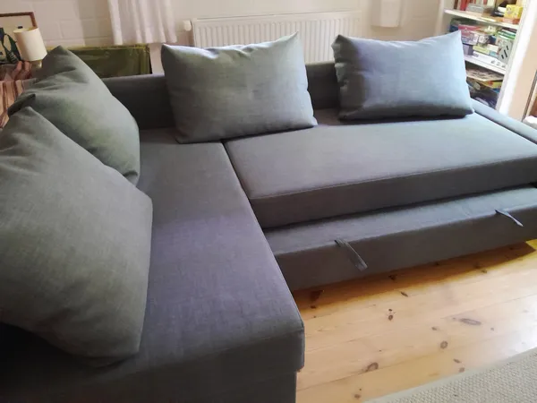 Bettkasten passt vollständig unter das Sofa