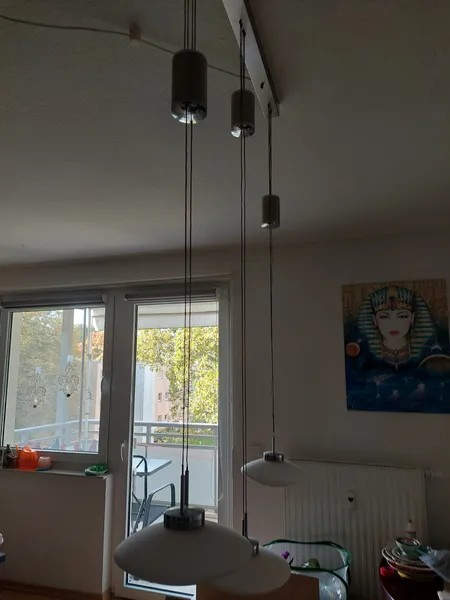 Die Leuchten sind in der Länge individuell  verstellbar