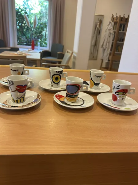 Schöne bunte Tassen 