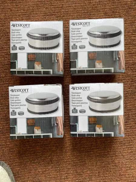 Das Bild zeigt die 4 Türstopper in Originalverpackung