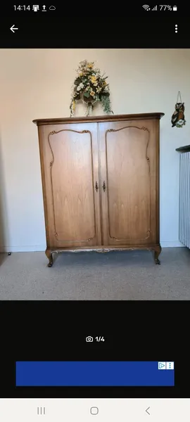 Wäscheschrank mit Verzierungen