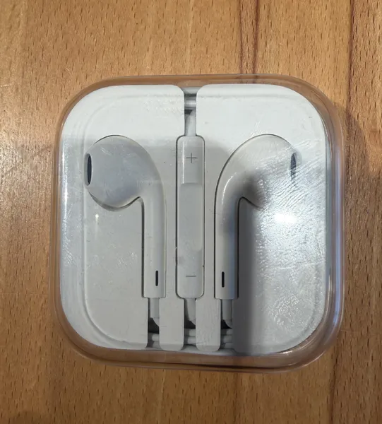 Earpods in etwas verunstalteter Schachtel