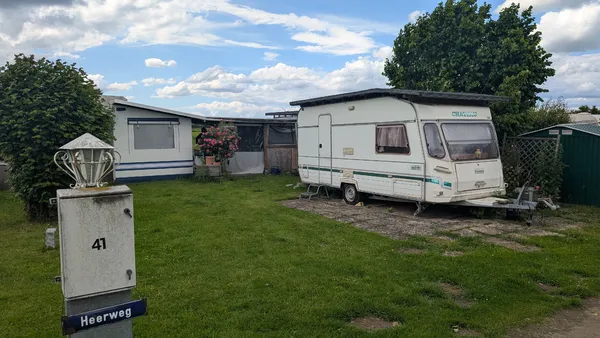 Ansicht Campingplatz 1 mit zweitem Wohnwagen für Gäste 
