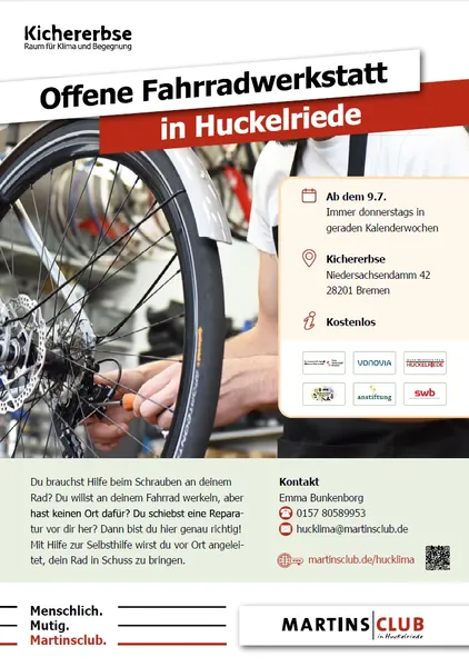 Im Vordergrund ist ein Fahrrad, dahinter sieht man sie Hände einer Person, die es repariert.