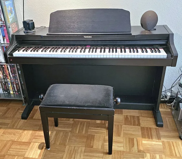 Klavier mit Hocker