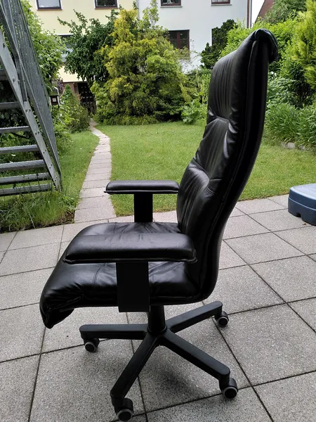 Schwarzer Bürosessel 