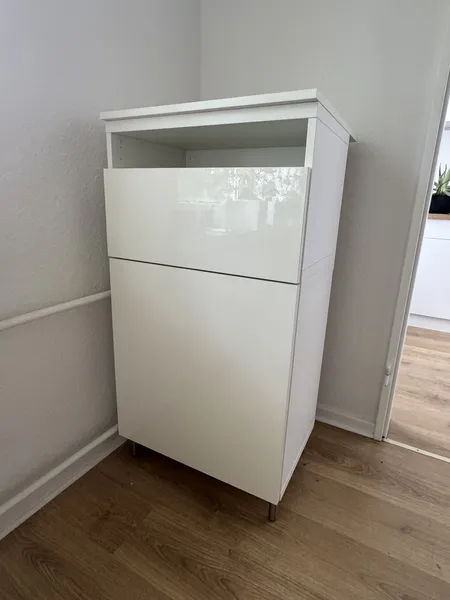 Weißes IKEA-Regal (BESTÅ)