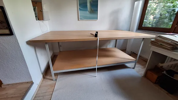 Arbeitstisch aus Holz und Metall