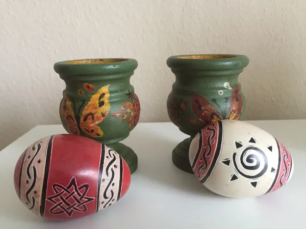 Alte Stopf/Oster-Eier im Holzeierbecher handbemalt 