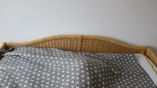 Eine Seite ist etwas höher, daher stellt man es am besten an die Wand