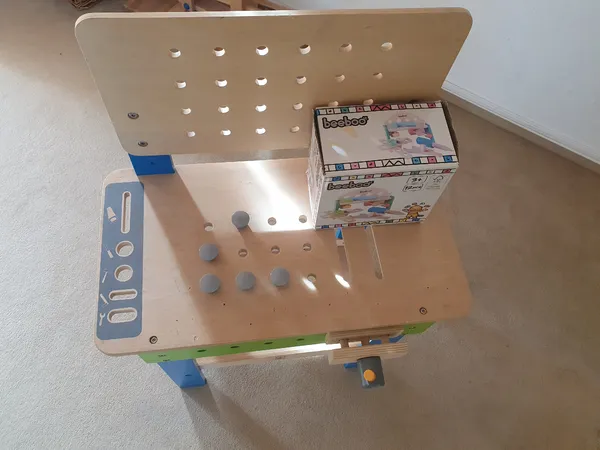 Hape Werkzeugbank mit Zubehör 