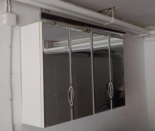 Spiegelschrank mit Beleuchtung