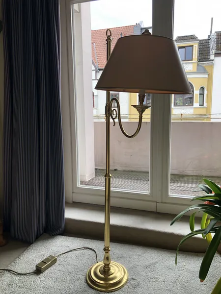 Massive Stehlampe . Messing. 130 Höhe . Gut erhalten