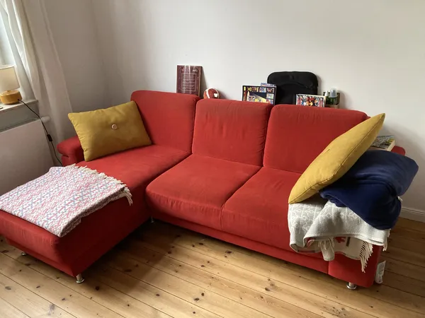 Sofa ohne Fußteil mit Kram von uns drauf 