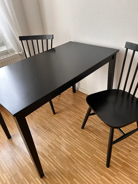 Tisch mit 2 Stühlen 