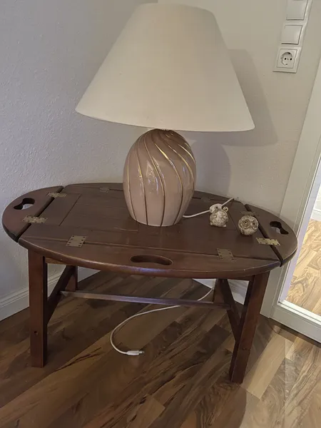 Schöne Lampe auf Porzellanfuß mit Goldlasur