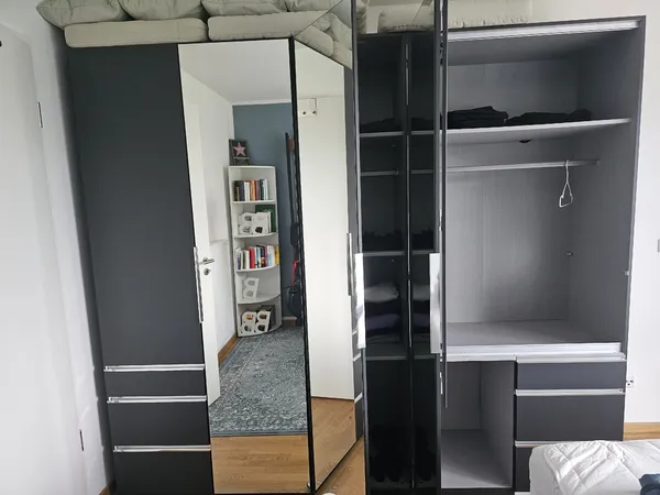 Schrank mit Spiegeltüren
