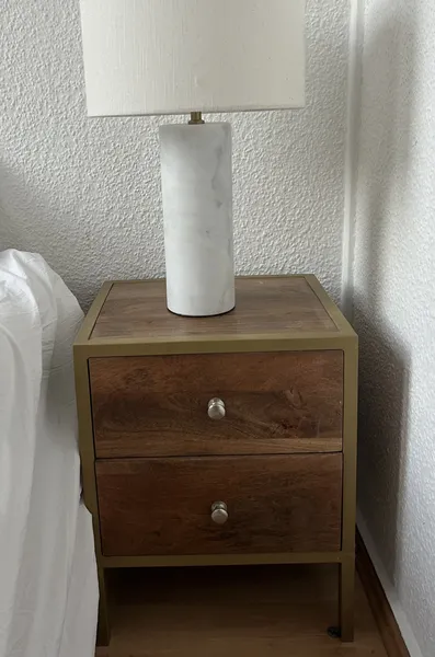 Nachttisch aus Echtholz