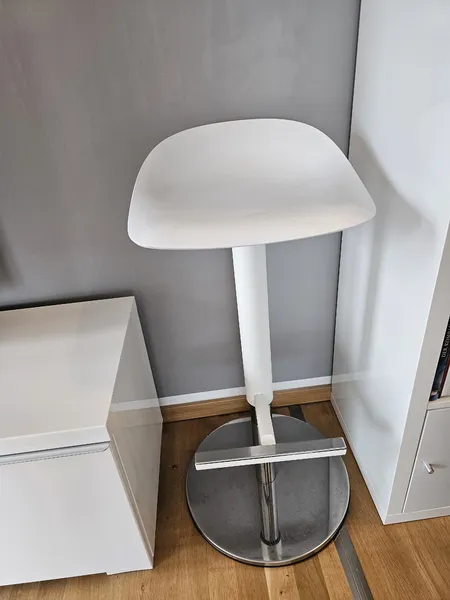 Weißer Barhocker in gutem Zustand. Höhenverstellbar. Fuß-Durchmesser 39 cm. IKEA