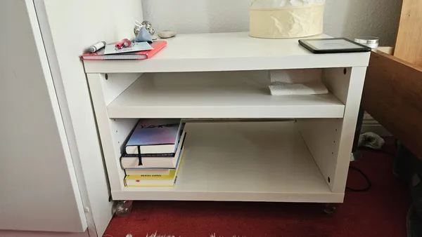Weißer Nachtschrank auf Rollen