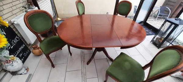 Tisch mit Mittelstück