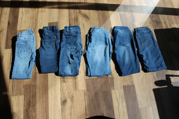 Die Hosen, links Jeans und rechts Leggings