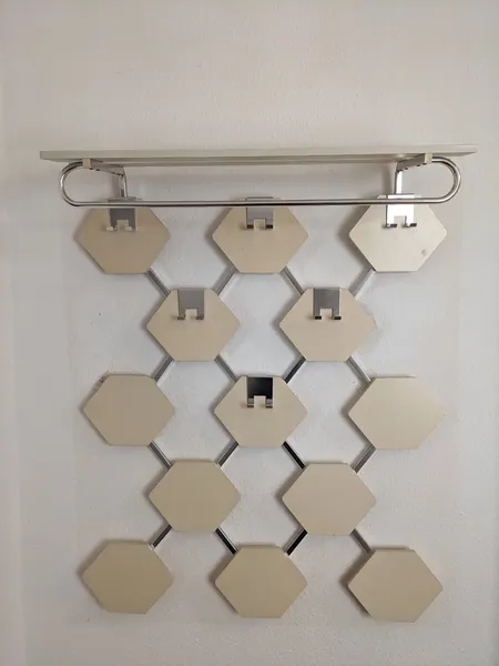 Garderobe Wabenmuster 