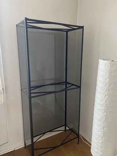 Dunkle Glasvitrine
