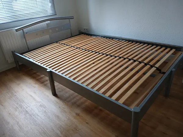 Bett mit Lattenrost u. Matratze zu verschenken