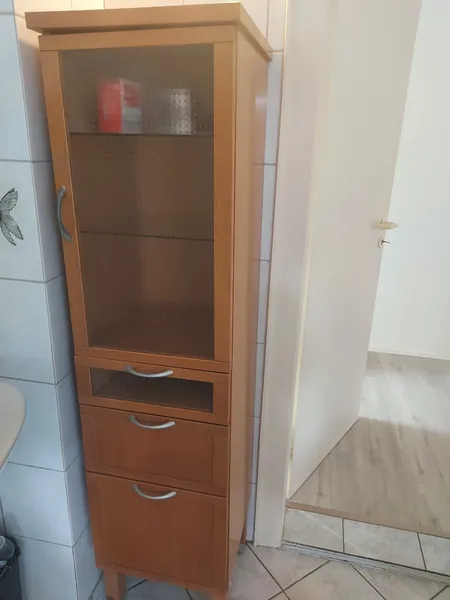 Badezimmerschrank mit Glastür 