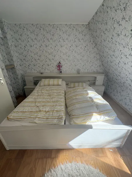 Ehebett in weiß mit Kopfteil und inkl. Lattenrost und Matratzen auf Wunsch 