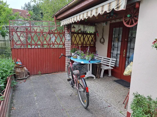 Große Terasse vor dem Haus