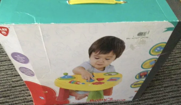 Originalverpackung des Baby-Spieltischs.